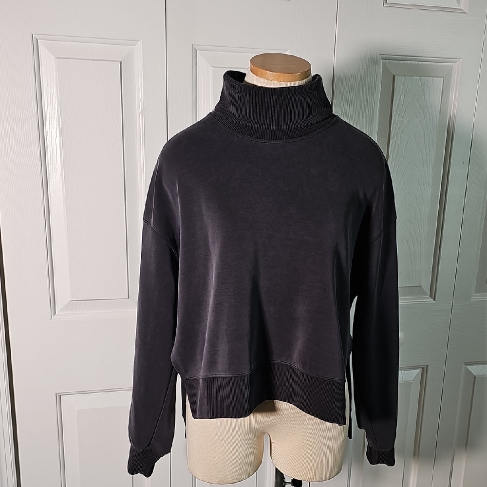 Women's Black Lululemon Turtleneck Super Soft. High/low Hem Side Slits. Sz 6‎